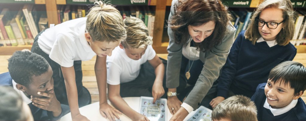 Leerlingen in een klas die leren rekenen met de online rekenhulpmiddelen van Matific voor leraren, leerlingen en scholen